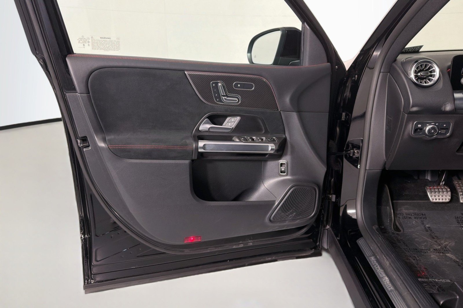 Used 2023 Mercedes-Benz GLB 250 4MATIC image 23