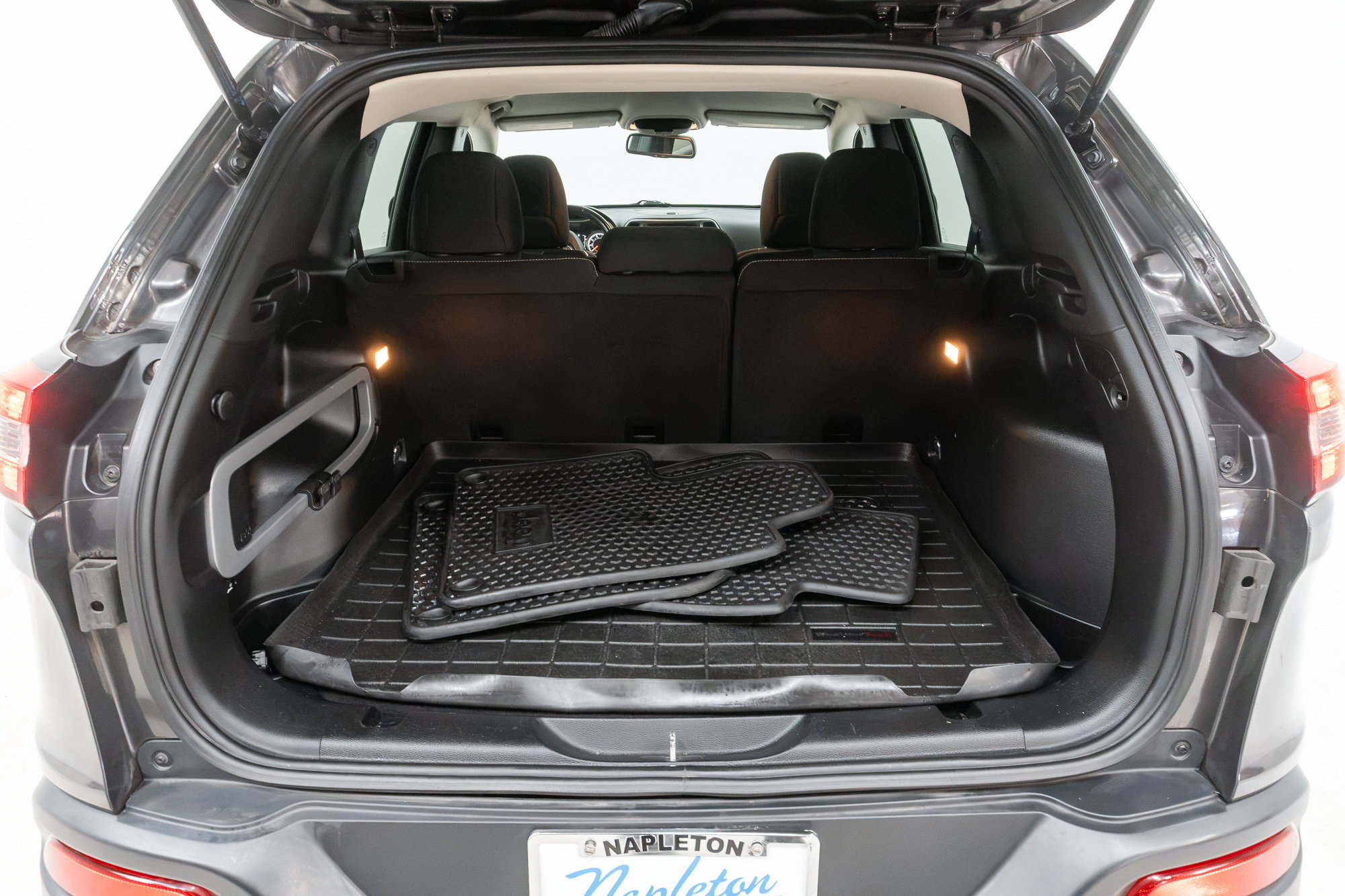 Used 2015 Jeep Cherokee Latitude w/ Cold Weather Group AWD/4WD image 31