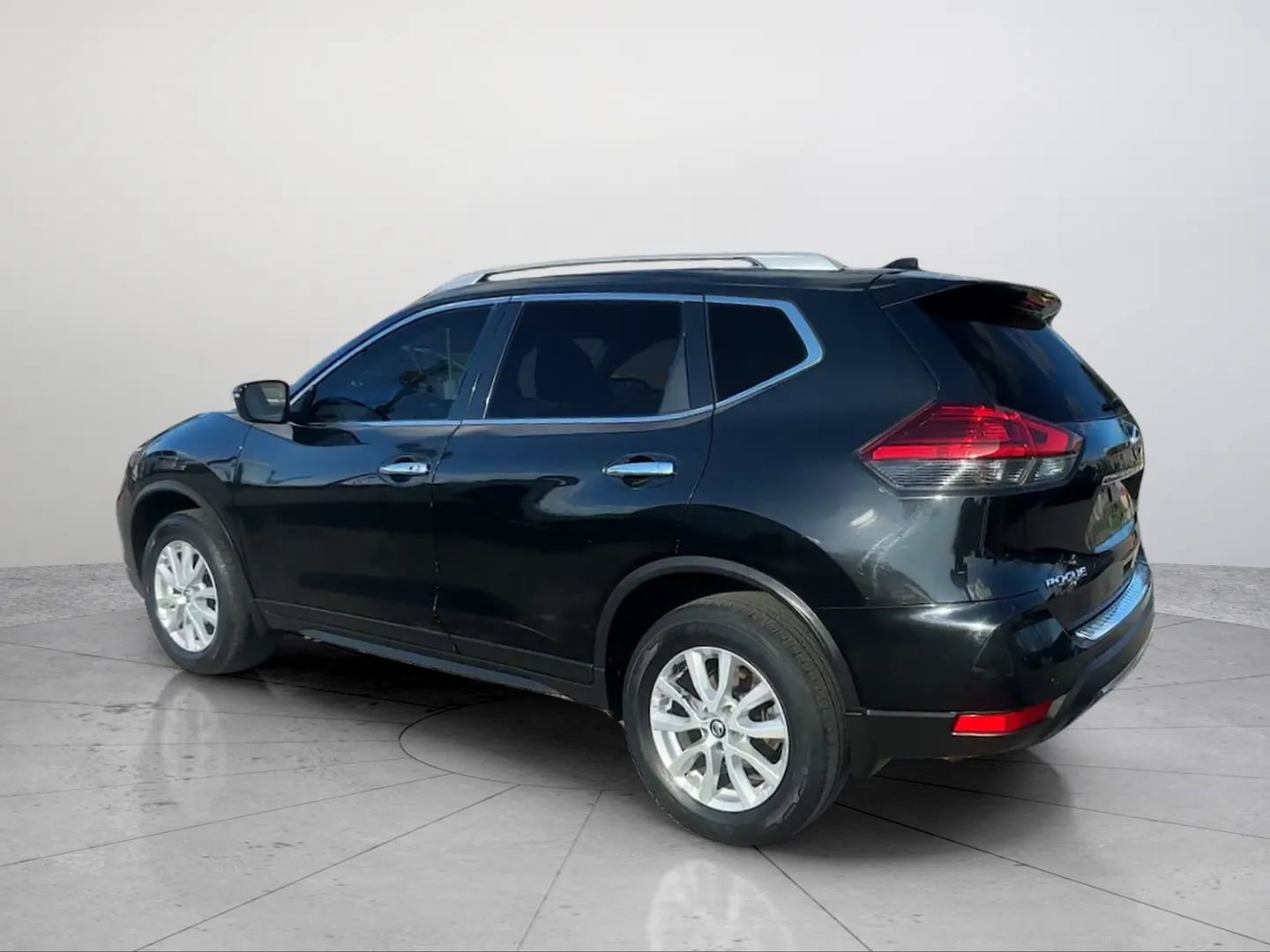 Used 2019 Nissan Rogue SV AWD/4WD image 3