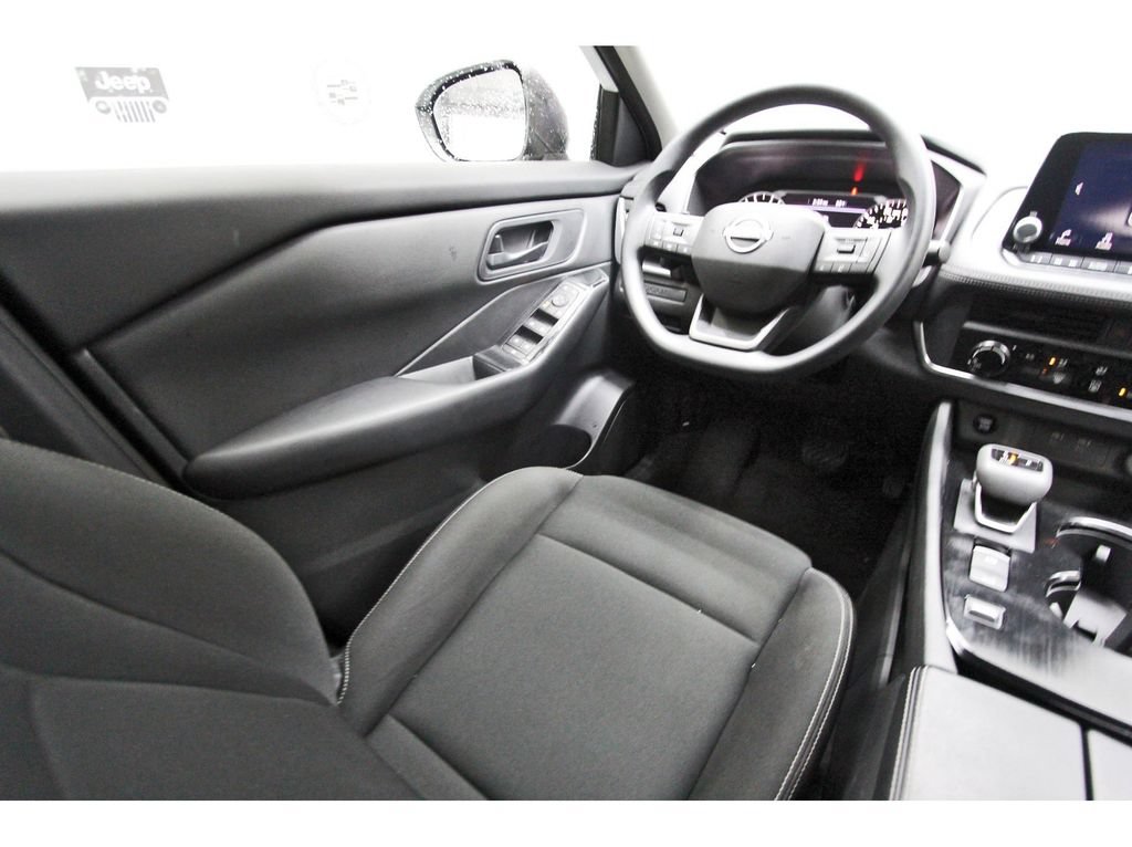 Used 2025 Nissan Rogue S FWD image 6