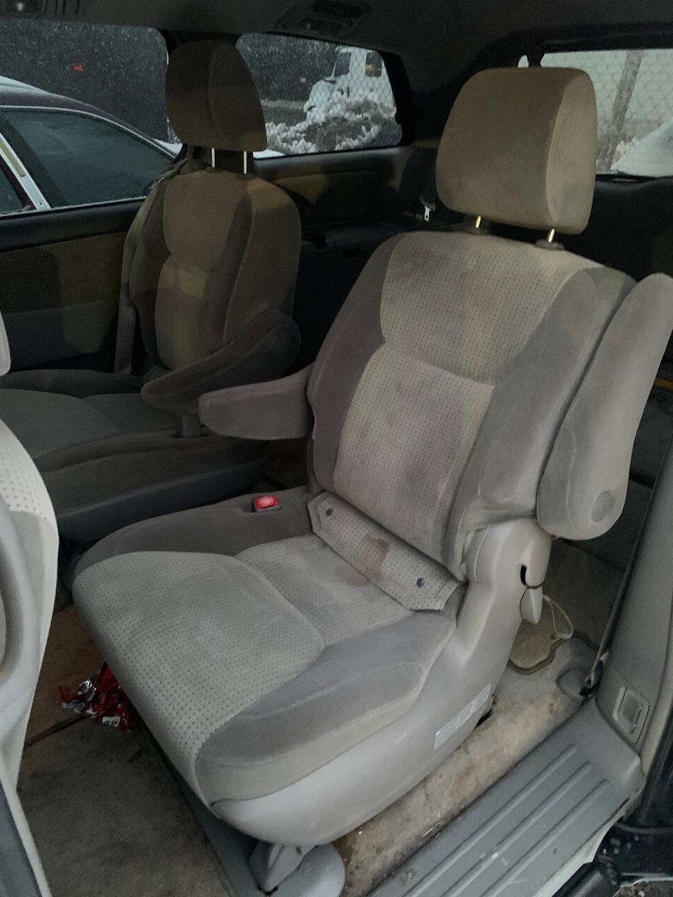 Used 2009 Toyota Sienna LE FWD image 2