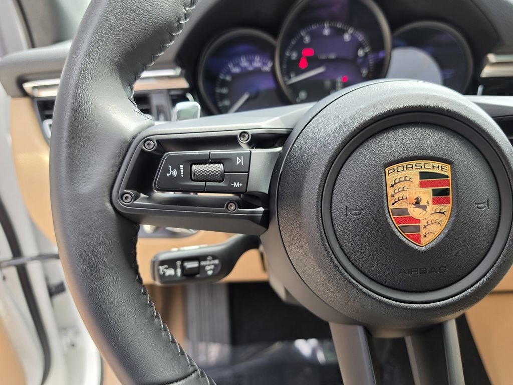Certified 2025 Porsche Macan image 27