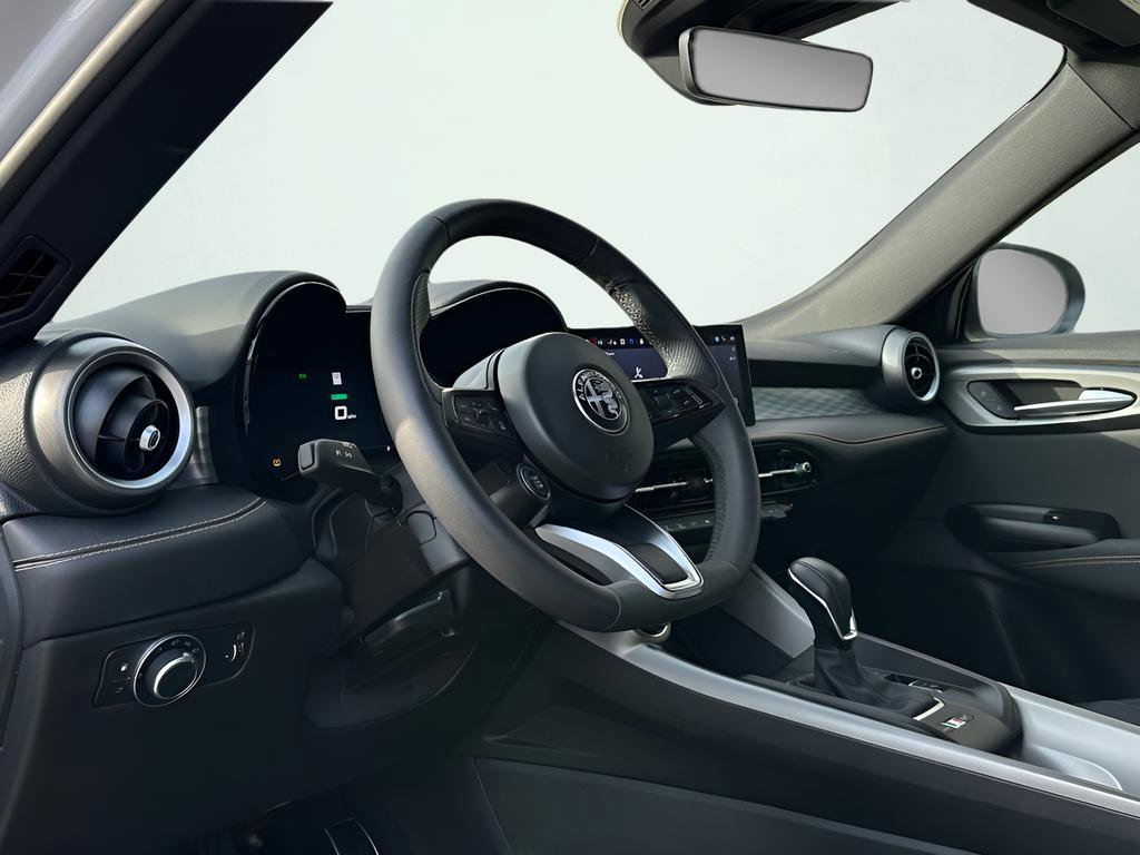 Used 2025 Alfa Romeo Tonale w/ Premium Package image 2