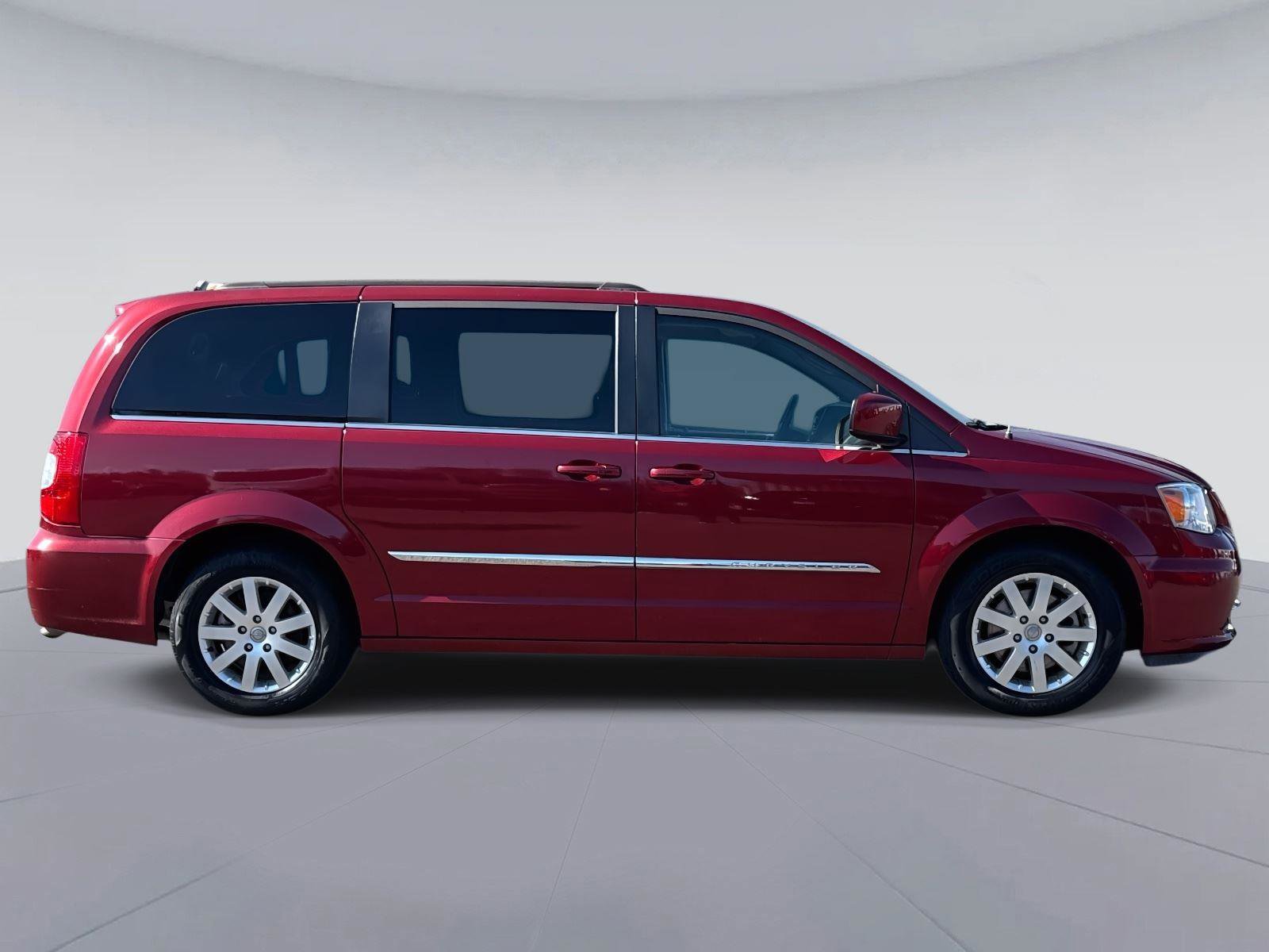 Used 2016 Chrysler Town & Country Touring image 2