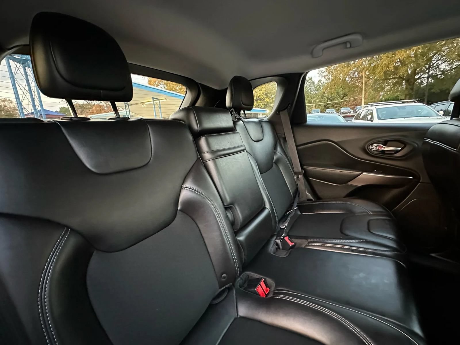 Used 2019 Jeep Cherokee Latitude Plus AWD/4WD image 21