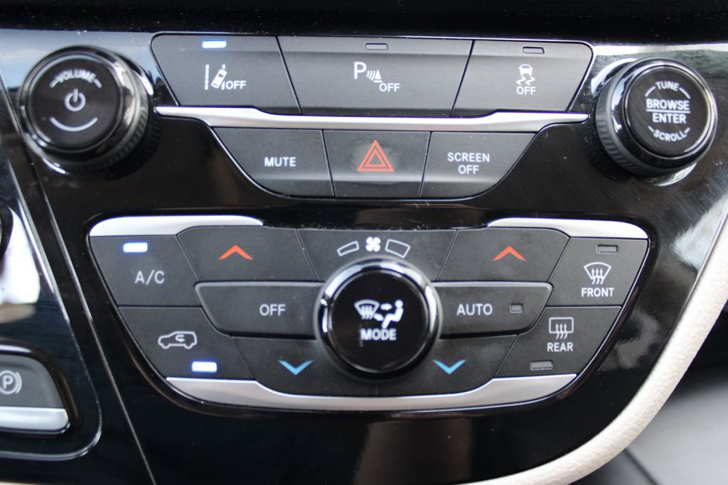 Used 2024 Chrysler Pacifica Select FWD image 27