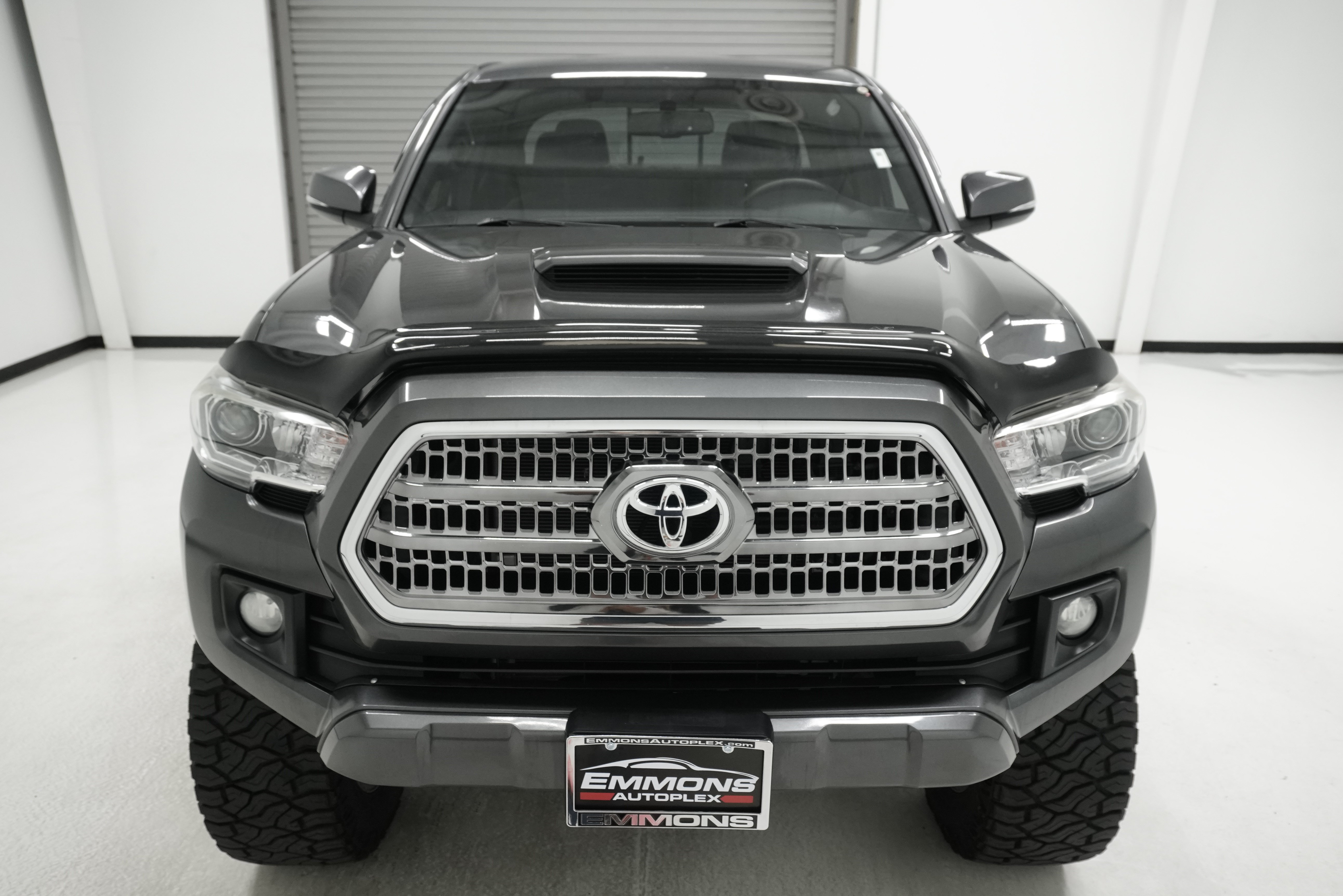 Used 2017 Toyota Tacoma TRD Sport w/ Tow Package AWD/4WD image 2