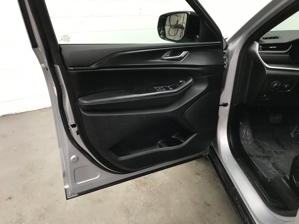 Used 2024 Jeep Grand Cherokee Altitude image 9