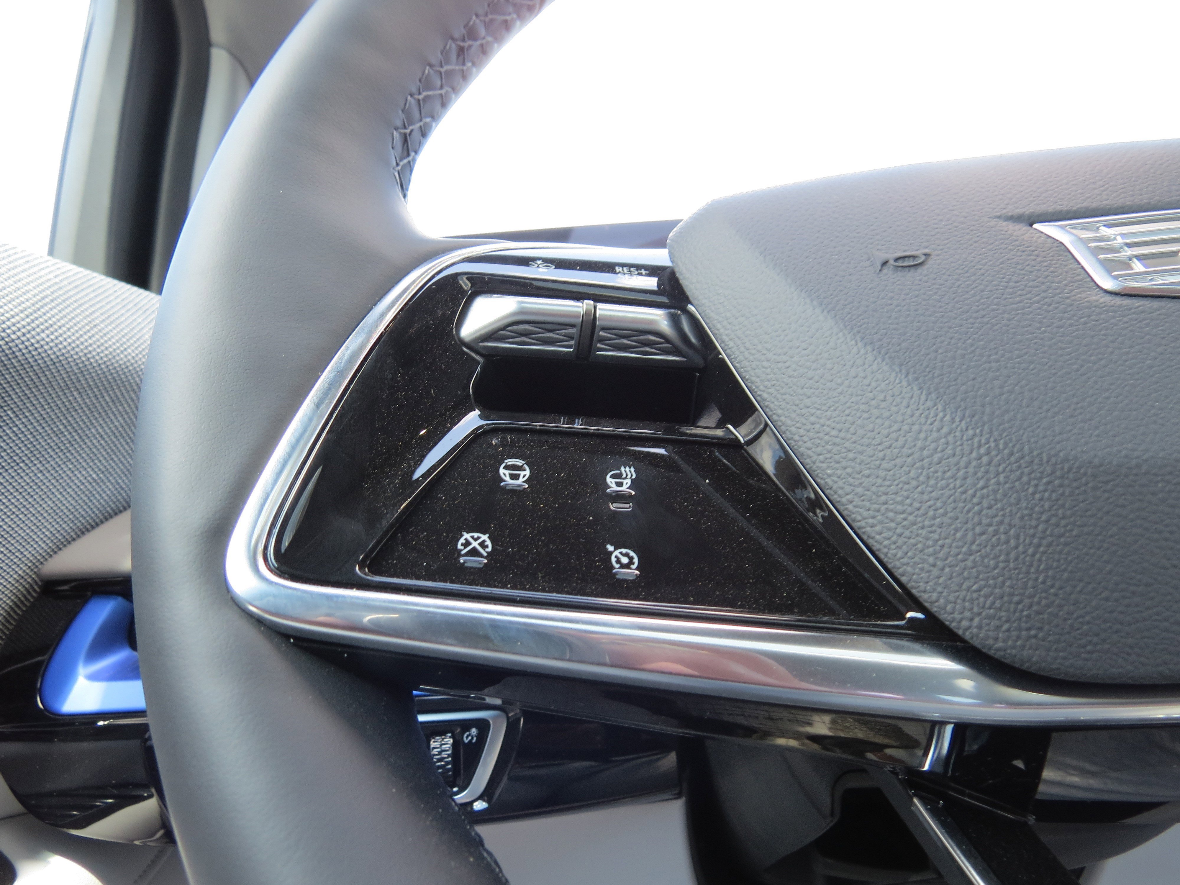 New 2025 Cadillac Optiq Sport 2 w/ LPO, Floor Liner Package image 20