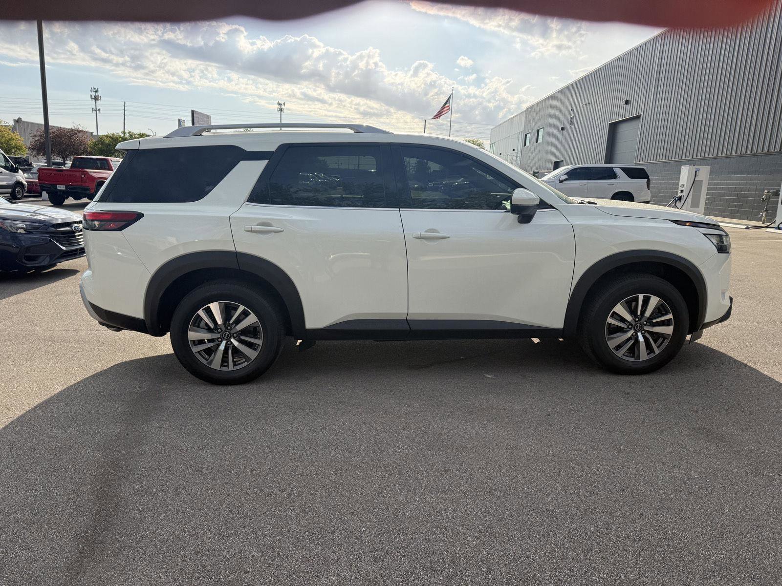 Used 2023 Nissan Pathfinder SL AWD/4WD image 2