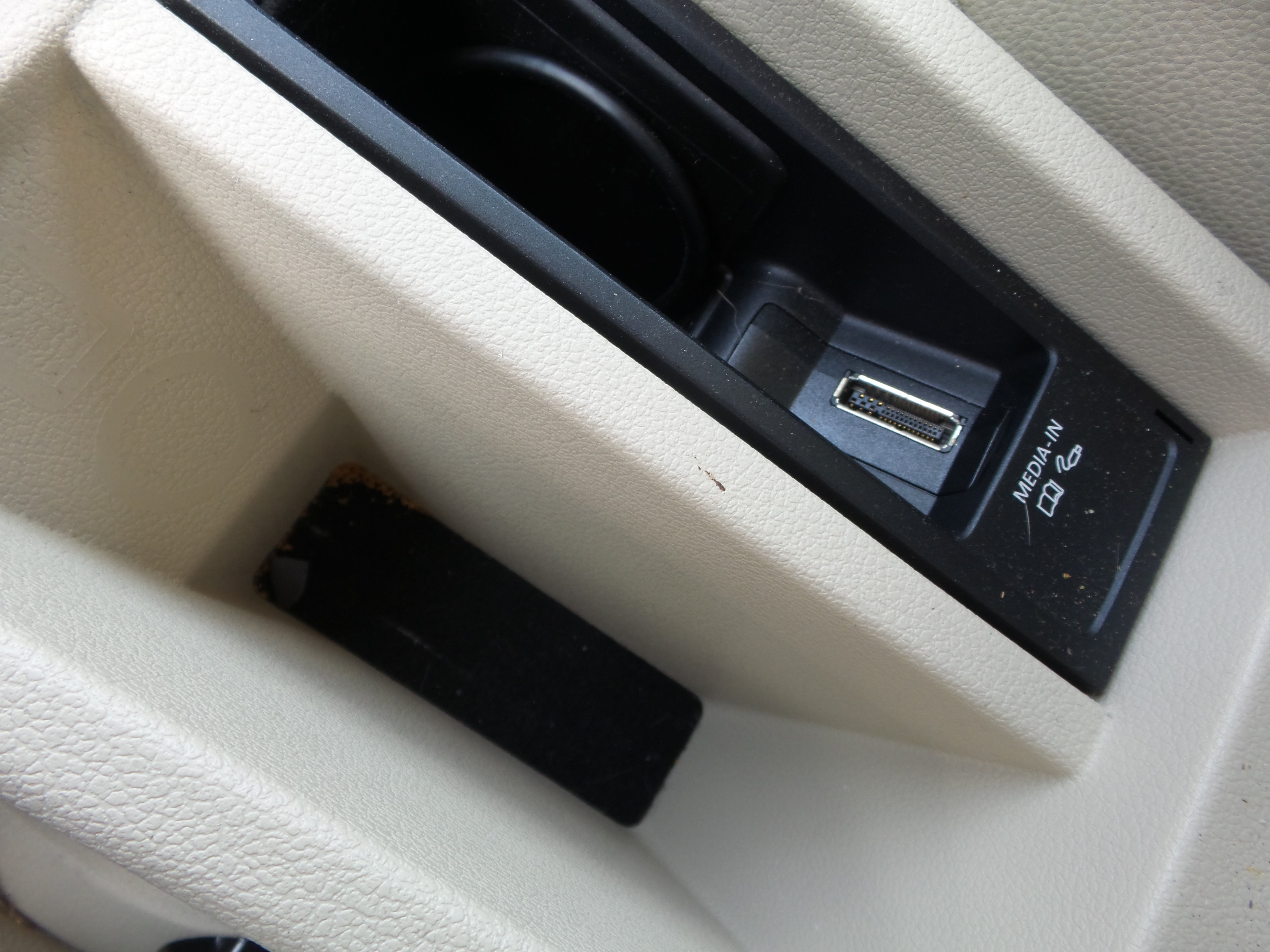 Used 2015 Volkswagen Tiguan SEL FWD image 39