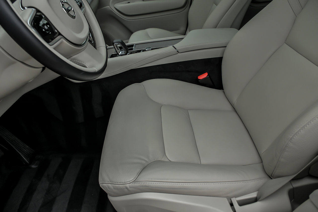 Used 2025 Volvo XC90 T8 Plus w/ Protection Package Premier AWD/4WD image 28