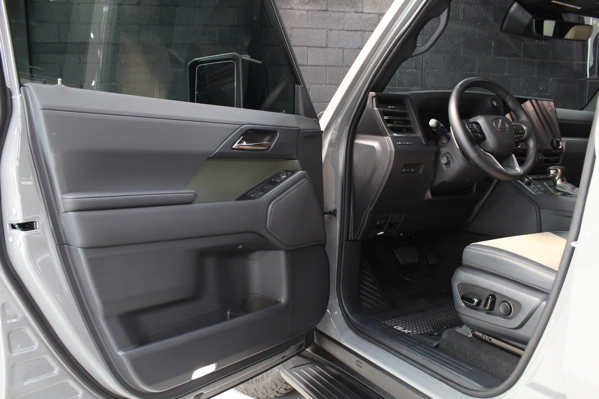 Used 2024 Lexus GX 550 AWD/4WD image 27