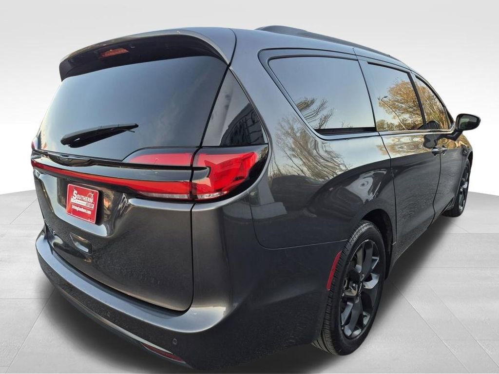 Used 2021 Chrysler Pacifica Touring w/ S Appearance Package image 10
