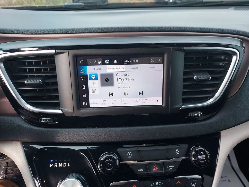 Used 2023 Chrysler Voyager LX image 22