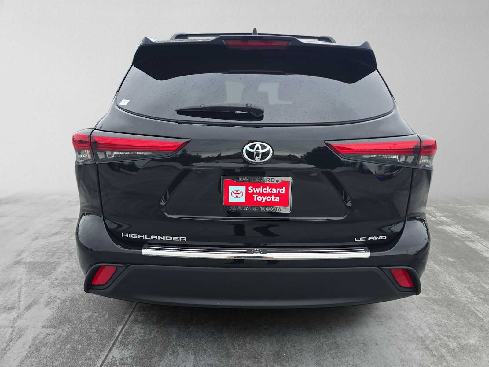Used 2023 Toyota Highlander LE AWD/4WD image 4
