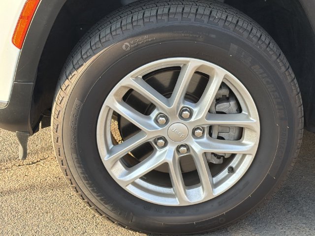 Used 2025 Jeep Grand Cherokee L Laredo RWD image 16