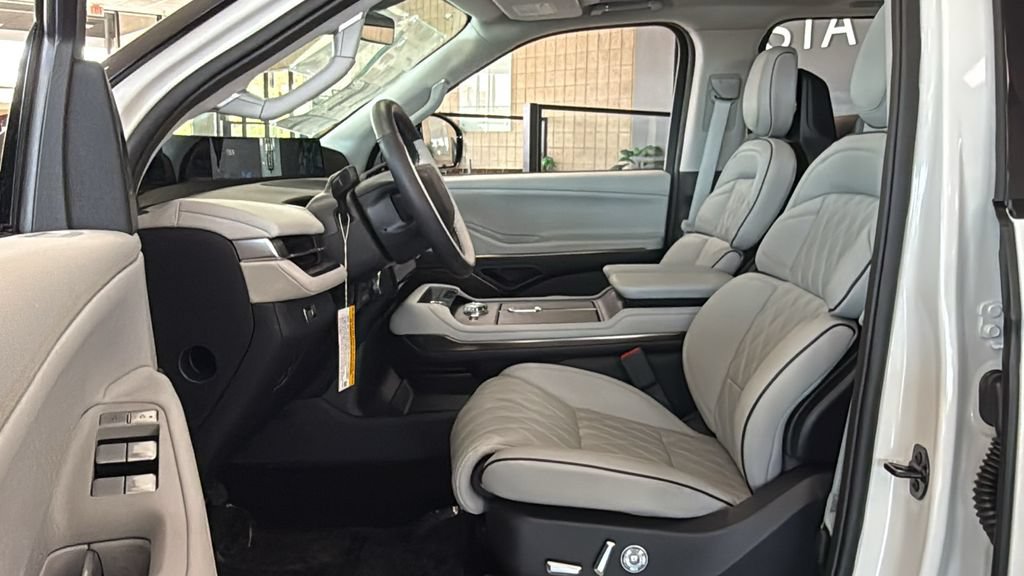 New 2026 Lincoln Navigator Black Label w/ Black Label Special Edition AWD/4WD image 10