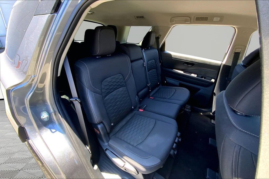 Used 2025 Nissan Pathfinder SV AWD/4WD image 17