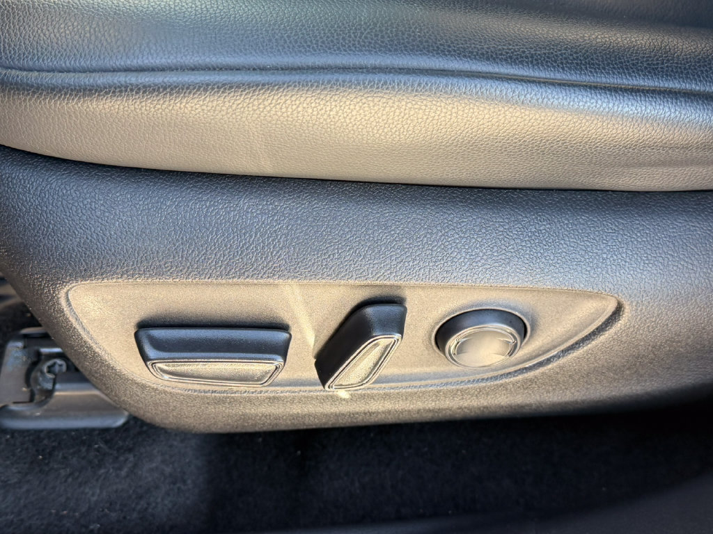 Used 2024 Toyota Highlander XLE FWD image 31