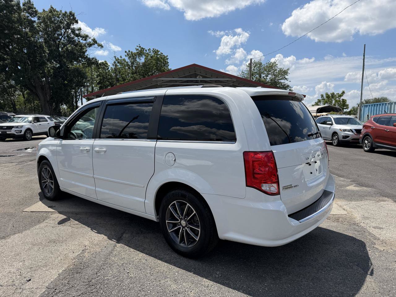 Used 2017 Dodge Grand Caravan SXT w/ Driver Convenience Group FWD image 8