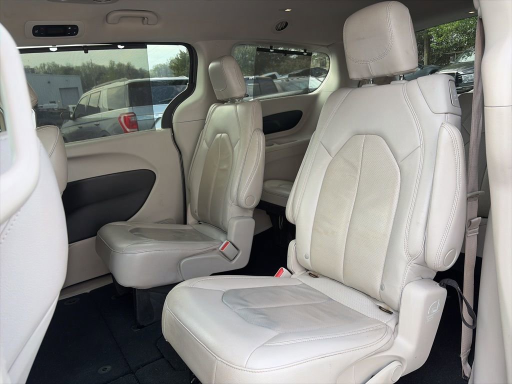 Used 2021 Chrysler Pacifica Touring-L image 12