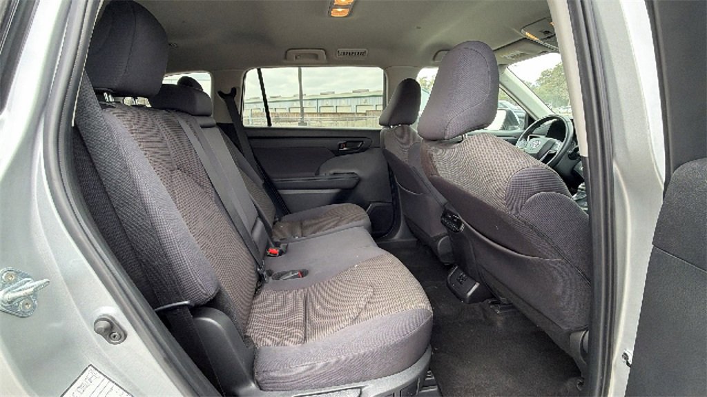 Used 2024 Toyota Highlander LE image 38