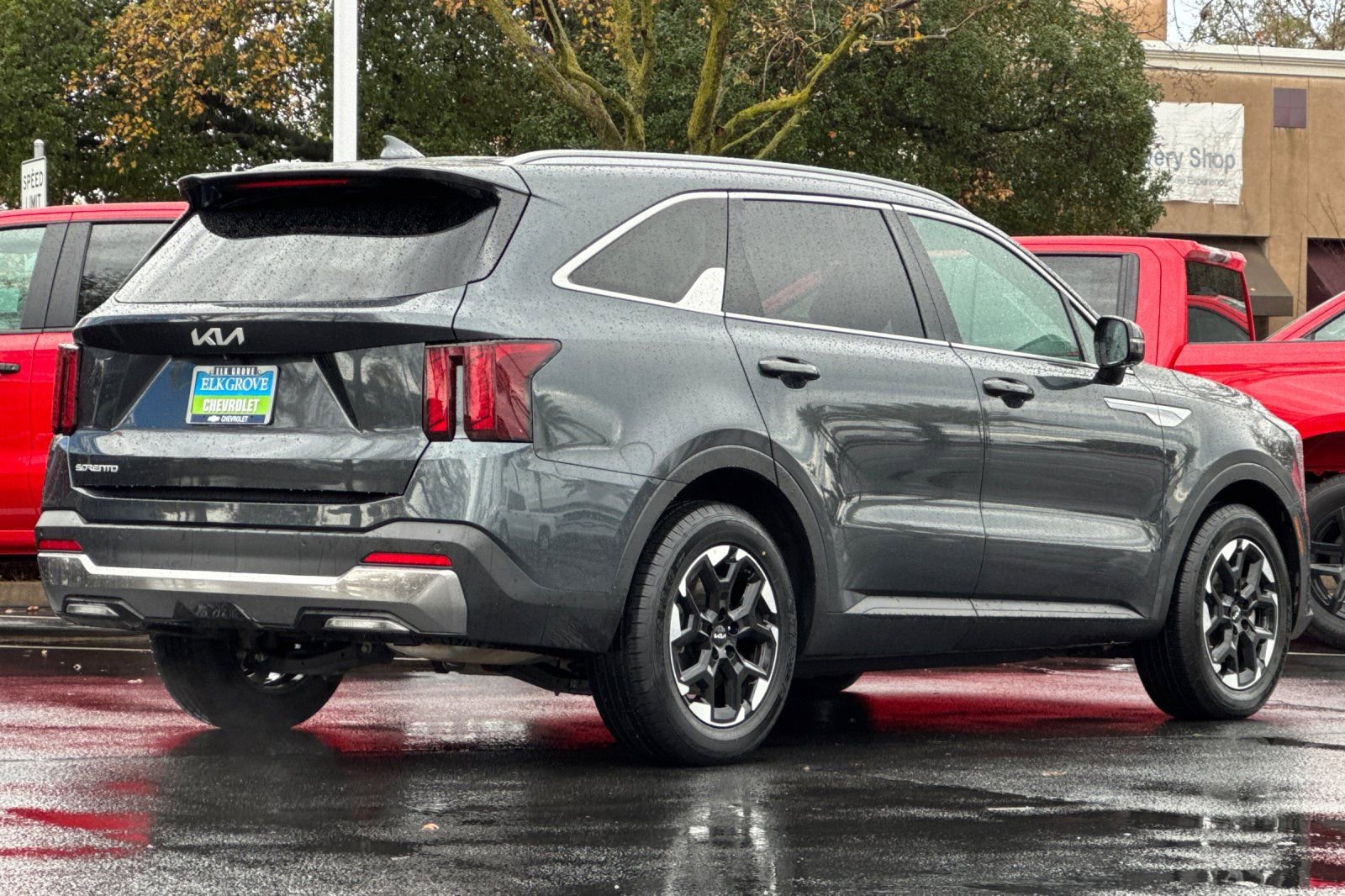 Used 2024 Kia Sorento S image 3