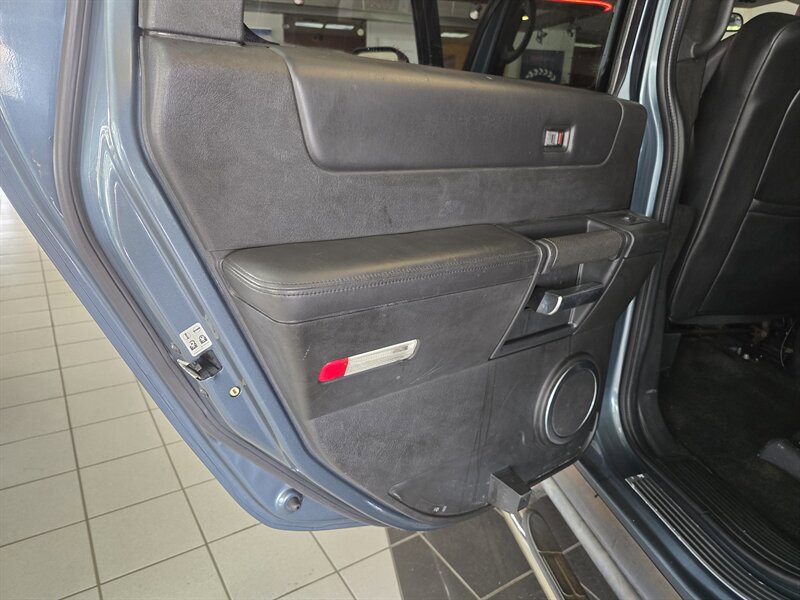 Used 2005 HUMMER H2 w/ Preferred Equipment Group image 9