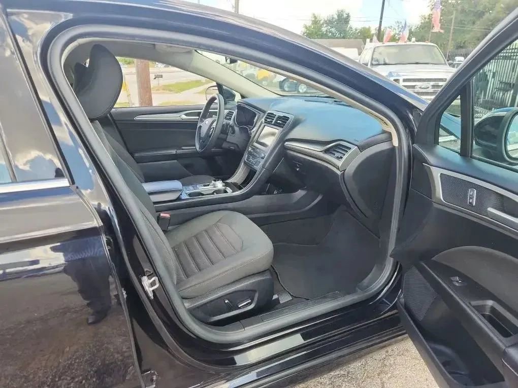 Used 2019 Ford Fusion SE image 9