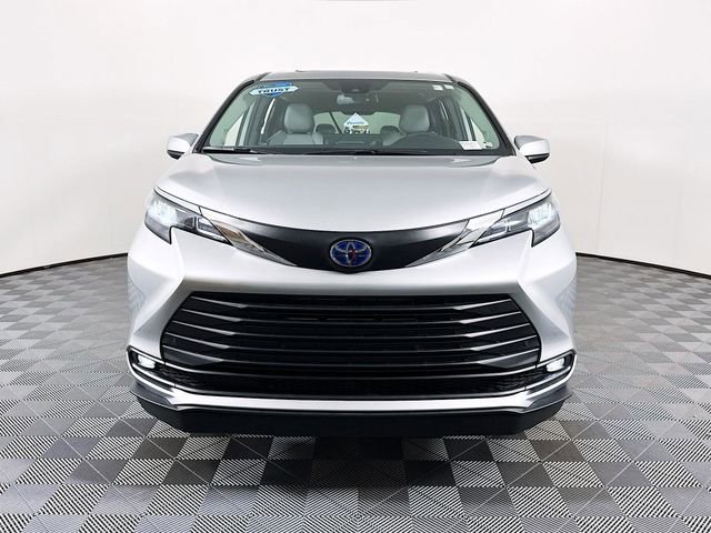 Used 2025 Toyota Sienna XLE w/ XLE Plus Package FWD image 2