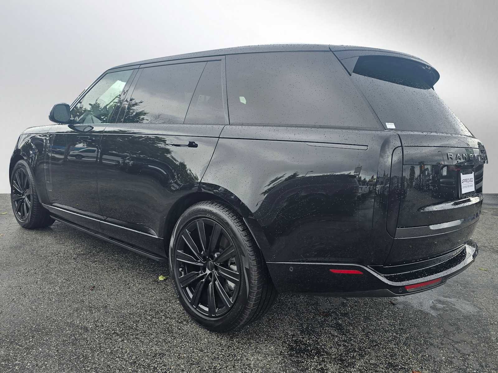 Used 2026 Land Rover Range Rover Long Wheelbase SE image 3