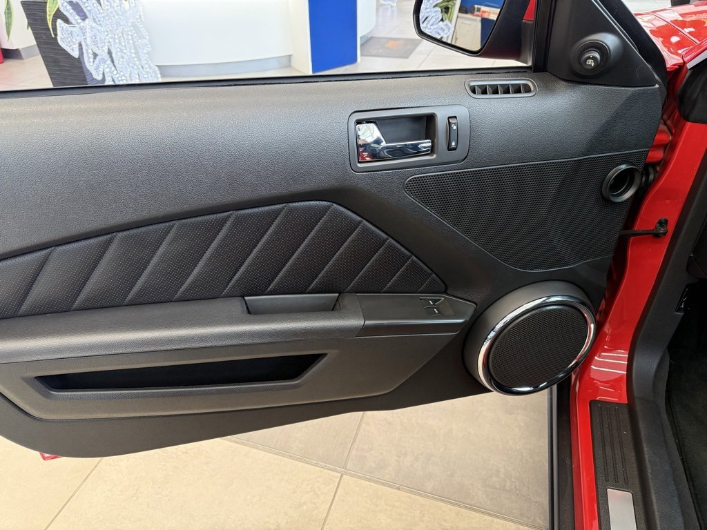 Used 2010 Ford Mustang GT Premium image 11