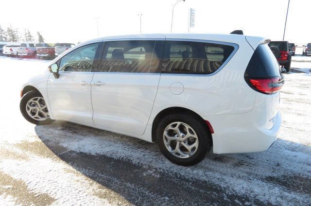Used 2024 Chrysler Pacifica Limited w/ Trailer Tow Group image 7