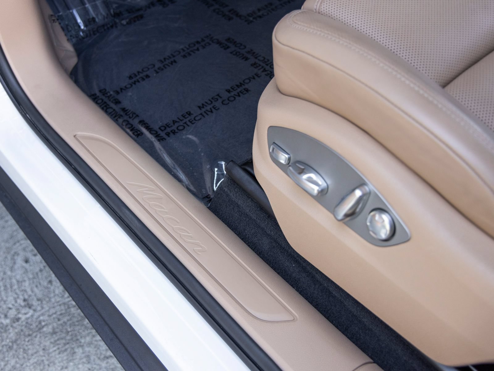 Certified 2026 Porsche Macan AWD/4WD image 28