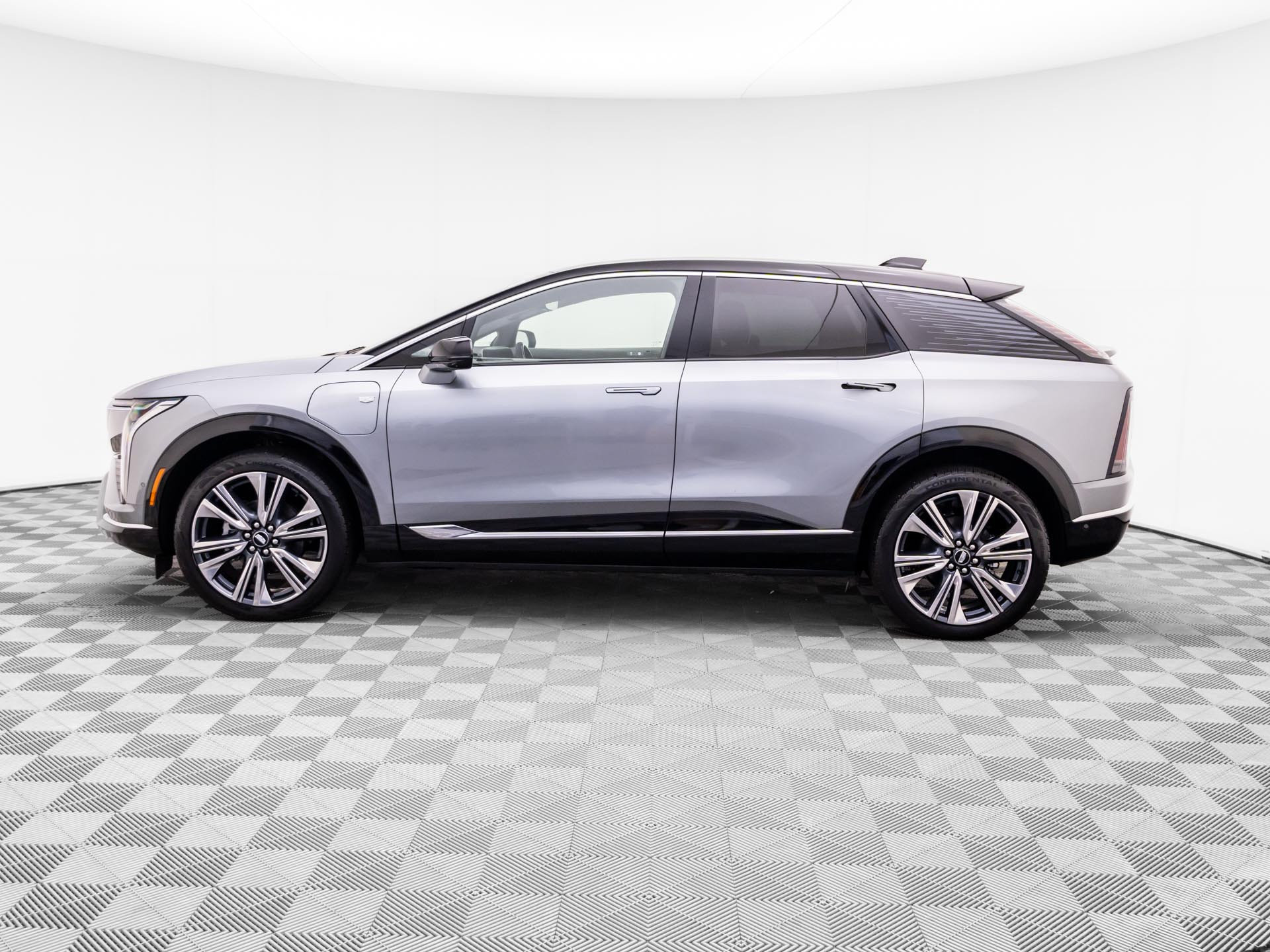 Used 2025 Cadillac Optiq Luxury 2 AWD/4WD image 2