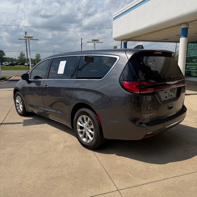 Used 2023 Chrysler Pacifica Touring-L AWD/4WD image 3