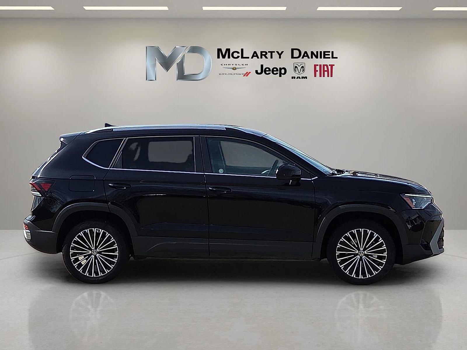 Used 2025 Volkswagen Taos SE image 6