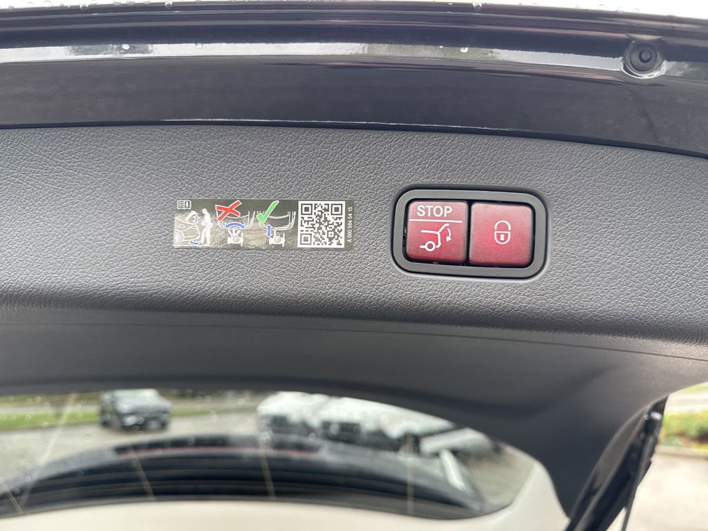 New 2025 Mercedes-Benz GLC 350e 4MATIC image 12