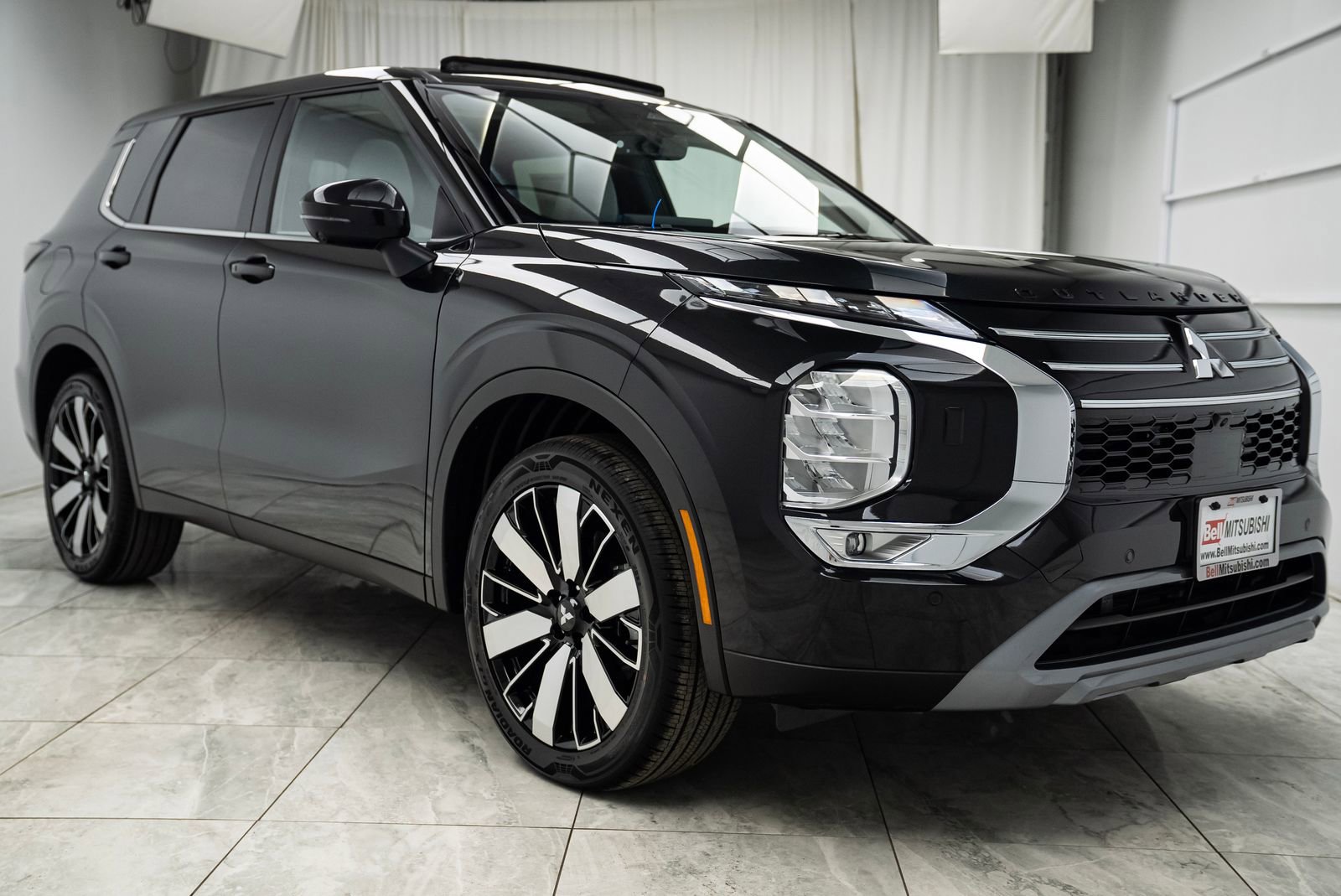 Used 2025 Mitsubishi Outlander SE image 1