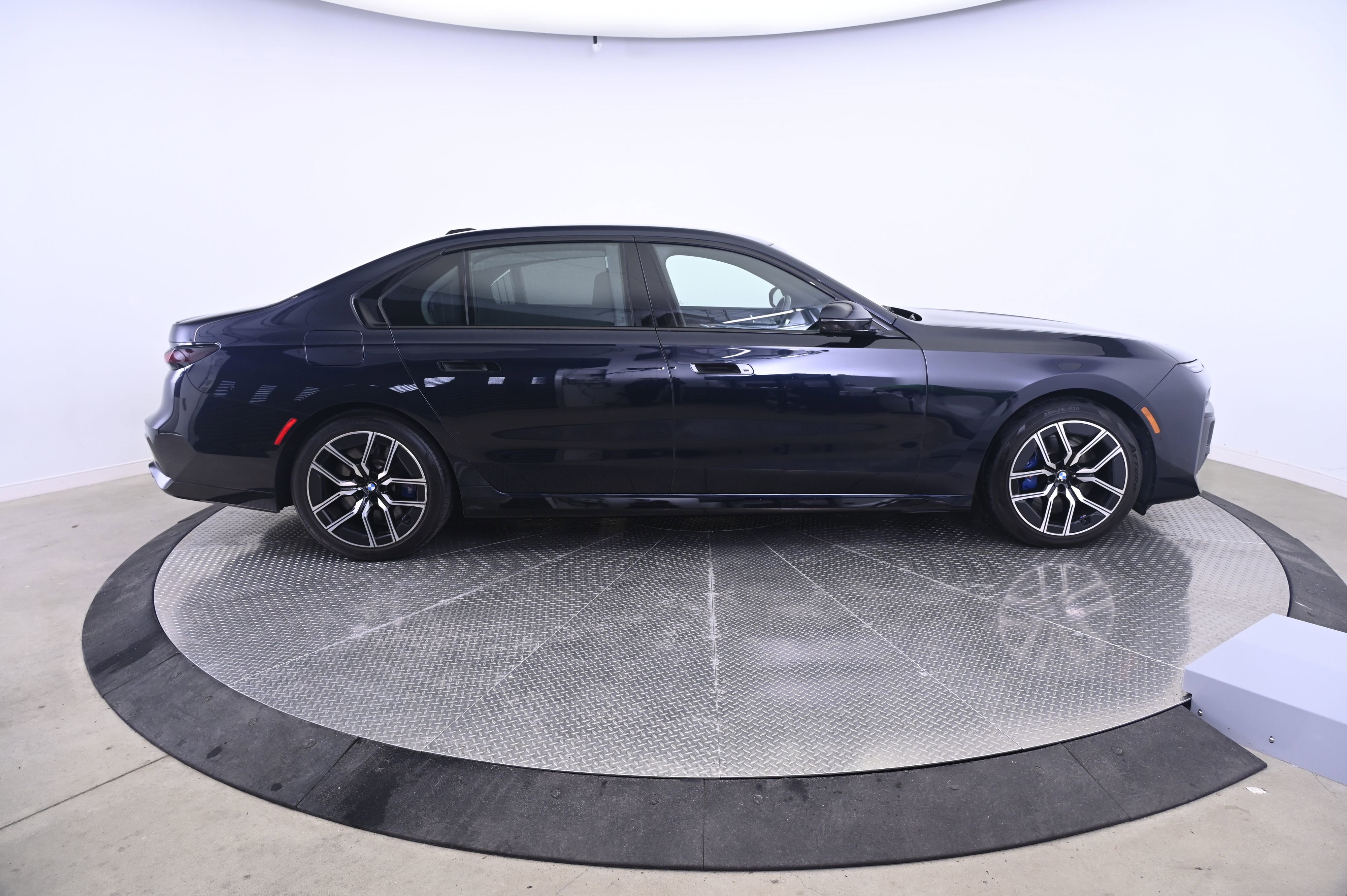 Used 2023 BMW 760i xDrive AWD/4WD image 8