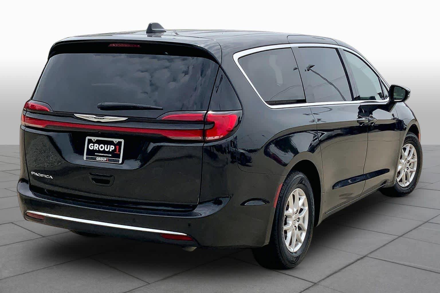 Used 2023 Chrysler Pacifica Touring-L FWD image 13