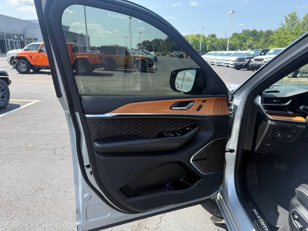 Used 2023 Jeep Grand Cherokee Summit AWD/4WD image 12