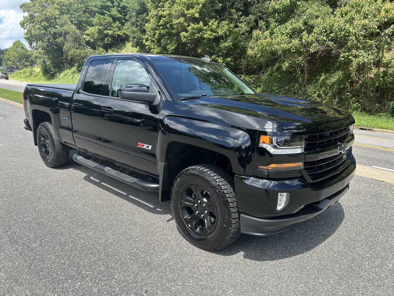 Used 2018 Chevrolet Silverado 1500 LT w/ Midnight Edition AWD/4WD image 8
