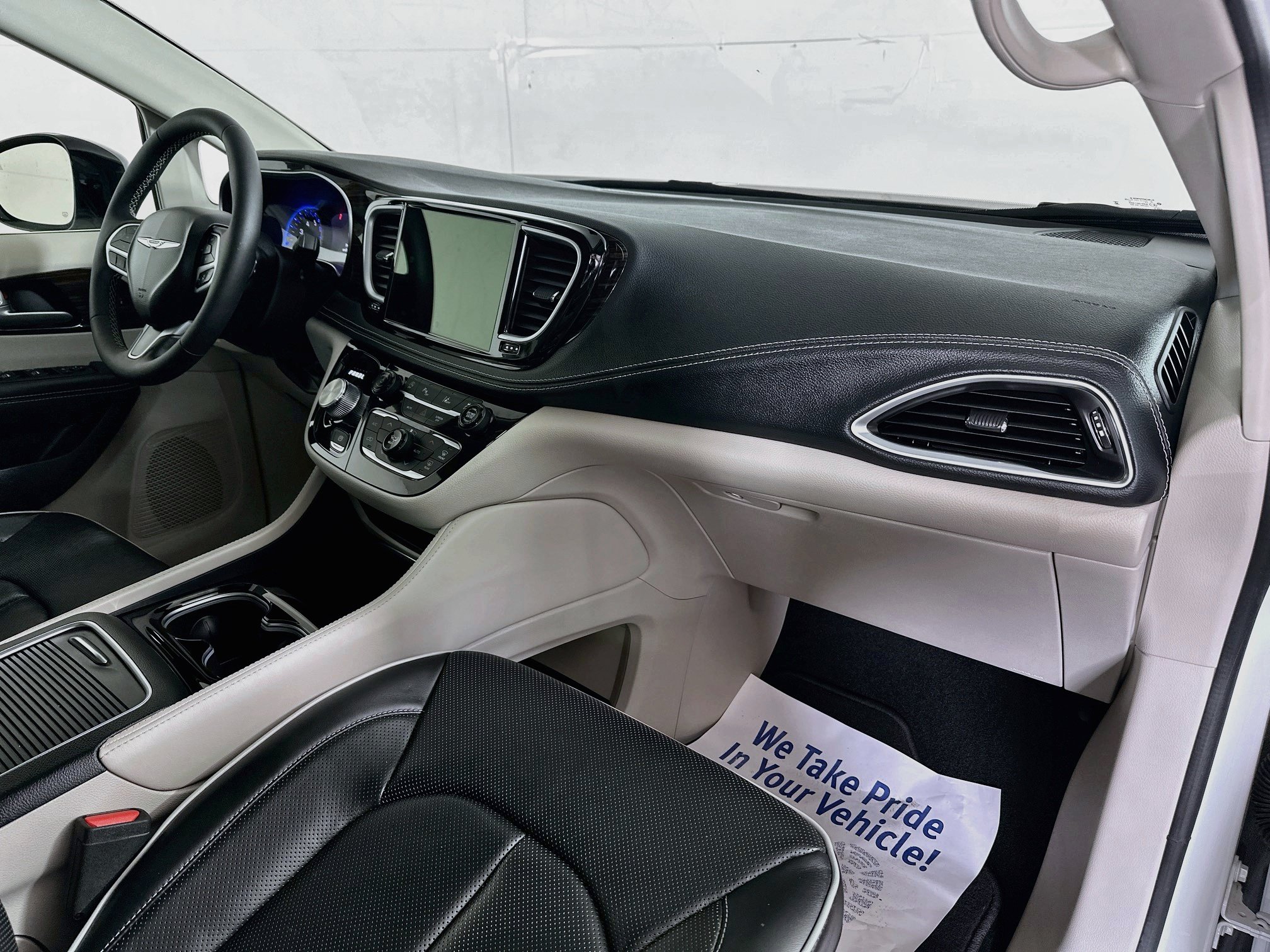 Used 2024 Chrysler Pacifica Limited FWD image 30