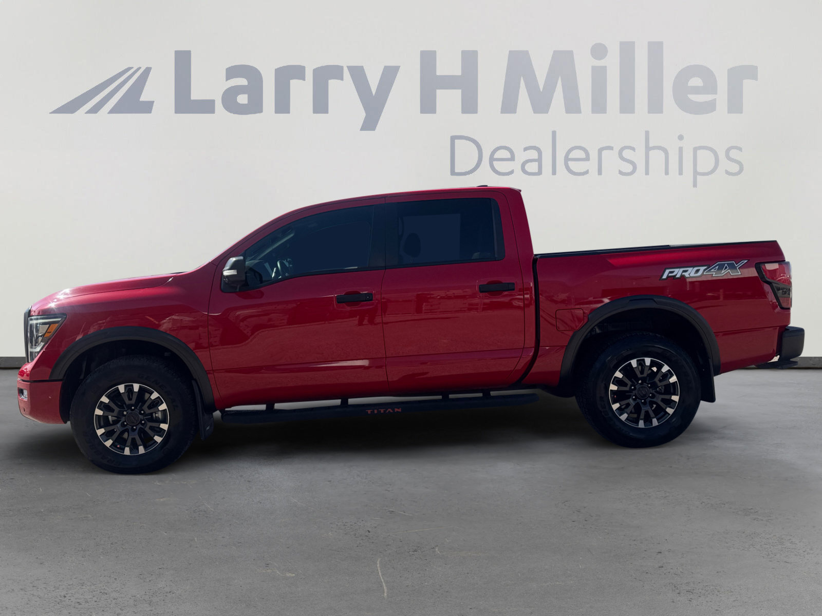 Used 2024 Nissan Titan PRO-4X w/ Pro-4x Convenience Package AWD/4WD image 2