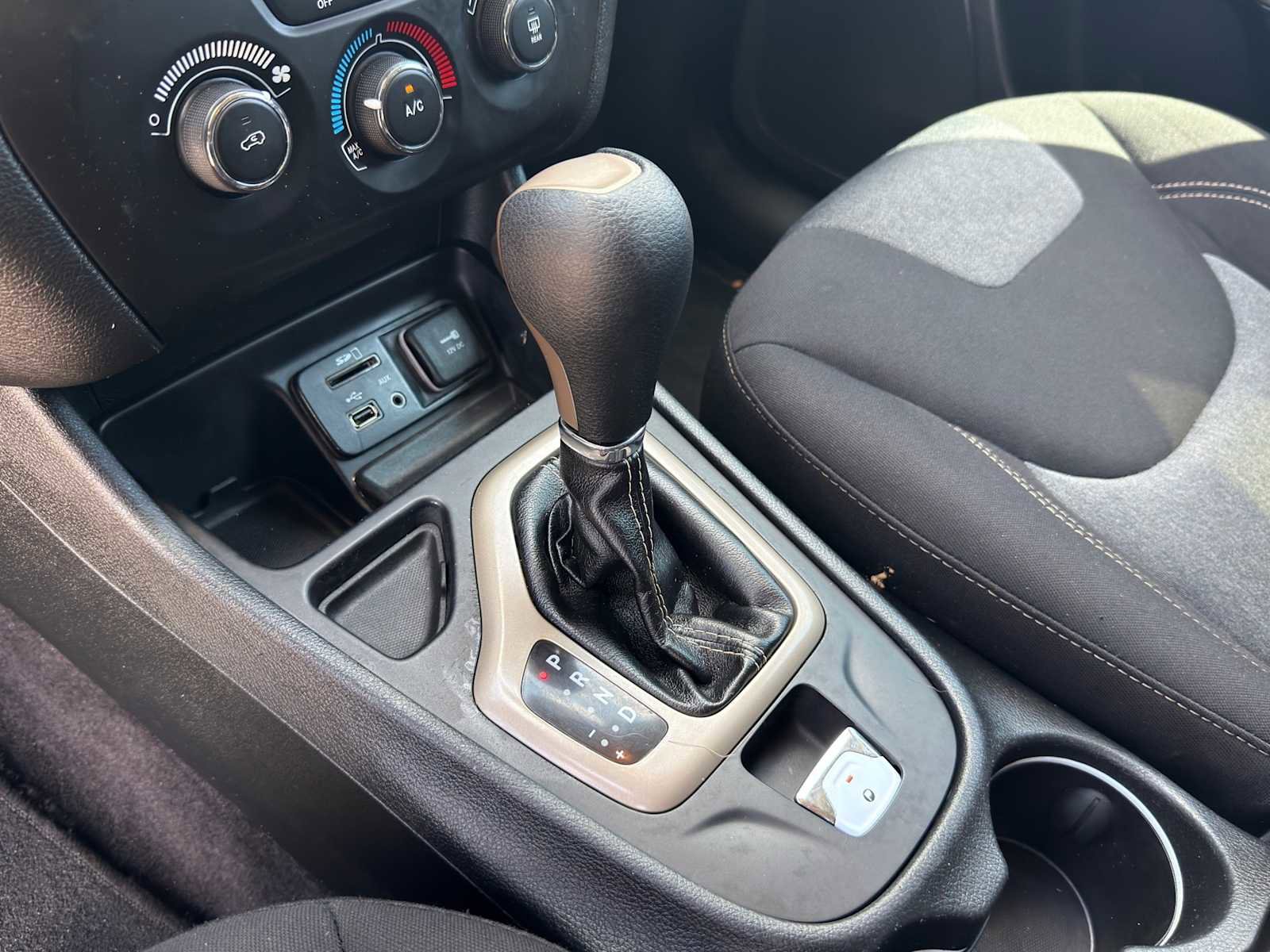 Used 2018 Jeep Cherokee Latitude w/ Altitude Package image 12