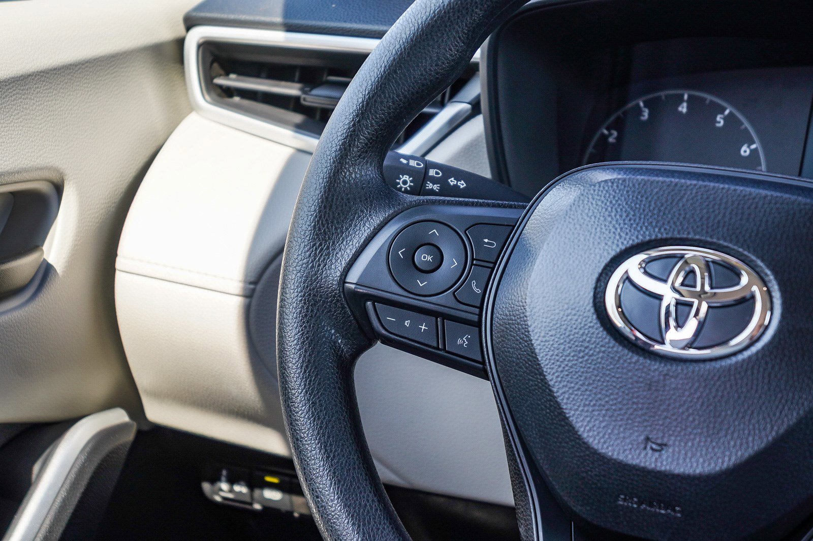 Certified 2025 Toyota Corolla Cross L FWD image 17