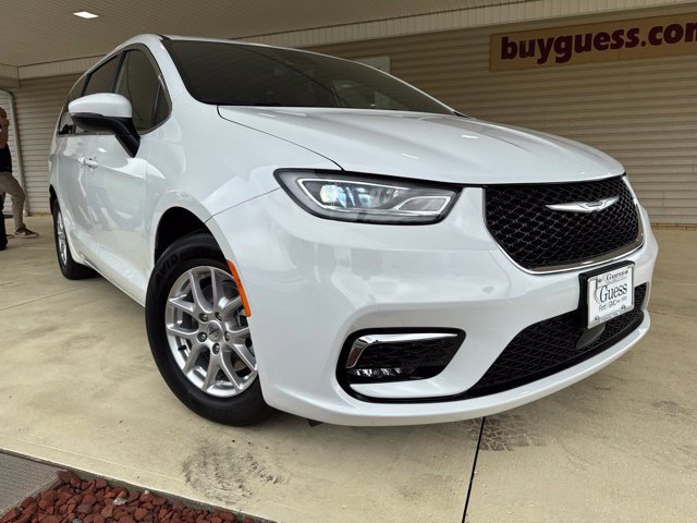 Used 2023 Chrysler Pacifica Touring FWD image 2