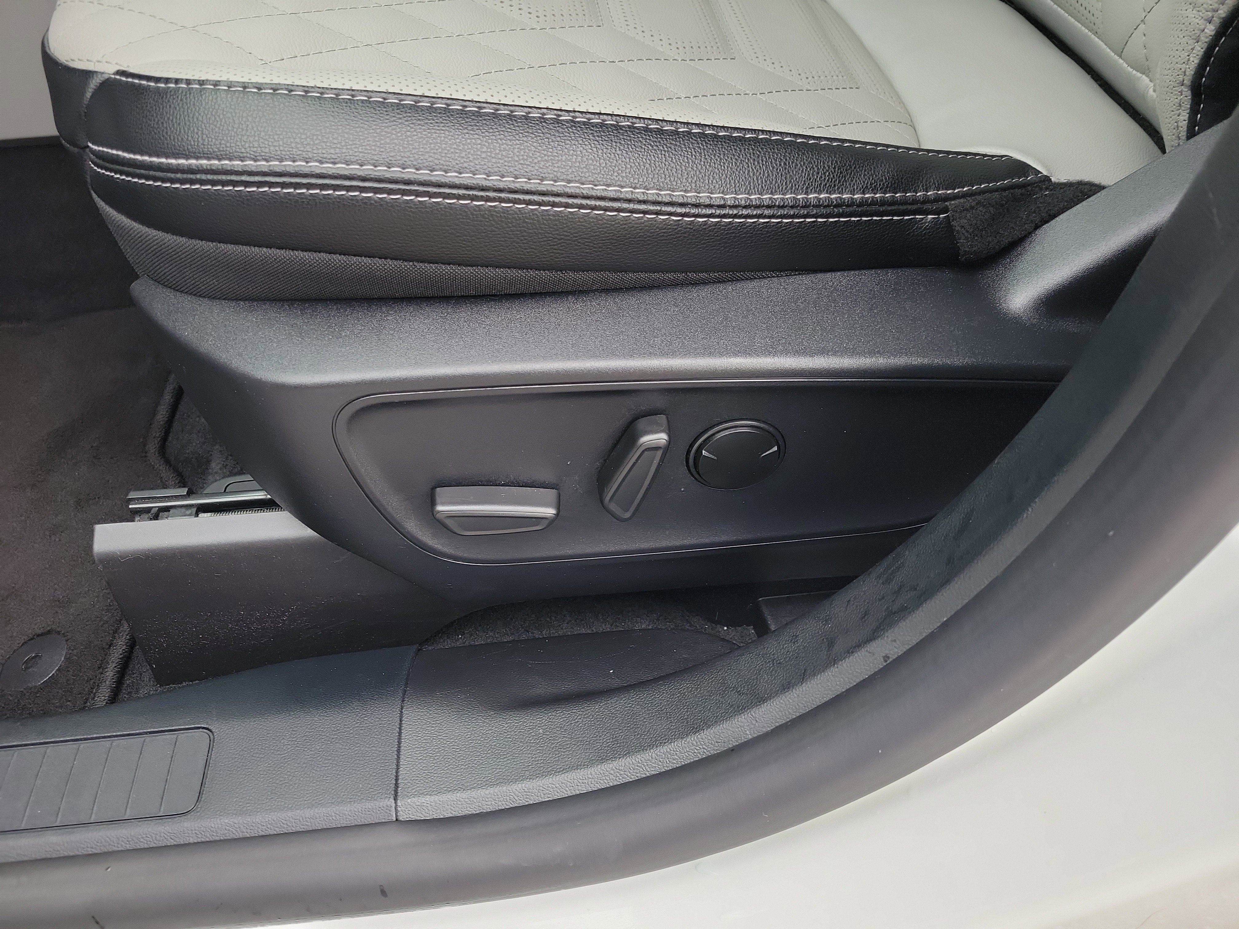 Used 2024 Ford Escape SE w/ PHEV Premium Package image 9